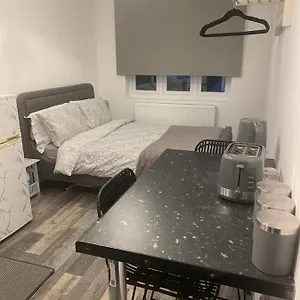 Apartment Exeter Garden For 2, Ilford